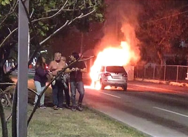 ¡SE LE ACHICHARRA LA NAVE EN URANO!