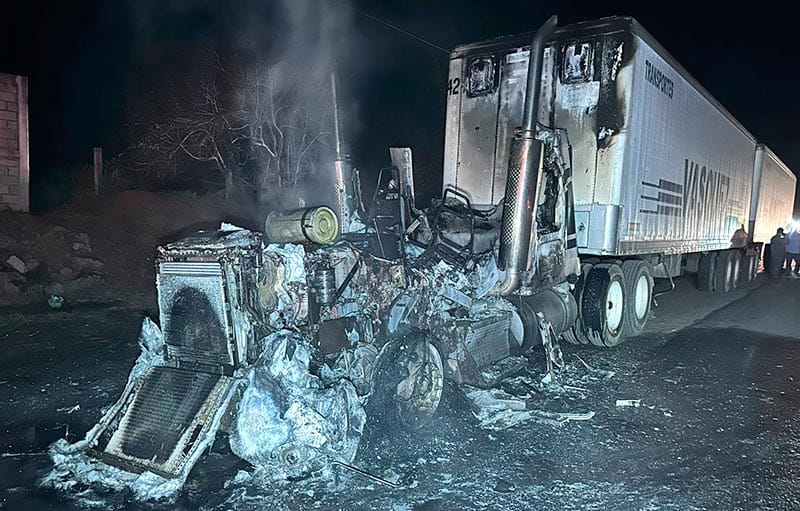 ¡TRÁILER CARBONIZADO! -OPERADOR SALIÓ CORRIENDO CUANDO LE SALÍA HUMO DEL MOTOR