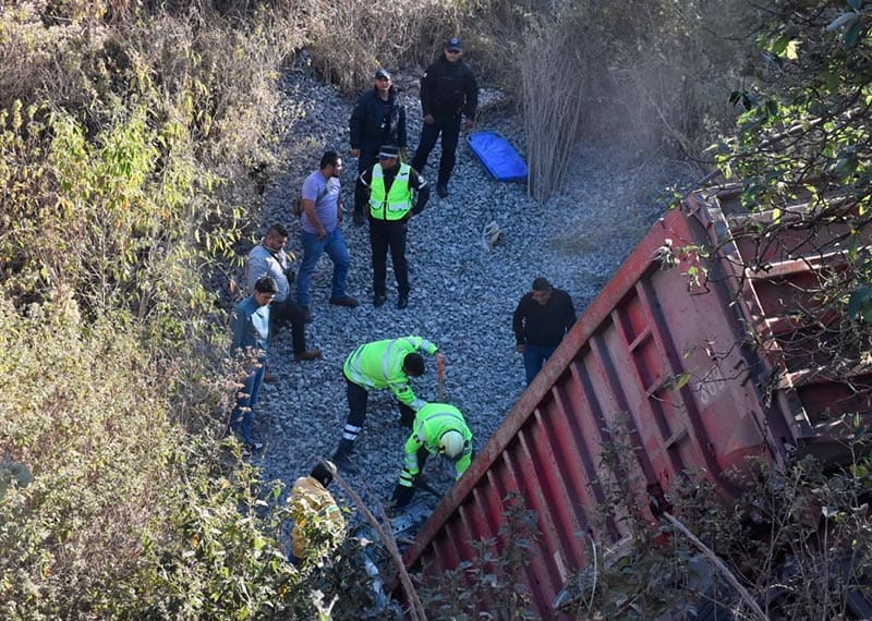 ¡TRAILERO SE MATA AL CAER A UN BARRANCO EN LAS CUMBRES! -*LLEVABA GRAVA PARA EL TREN MAYA