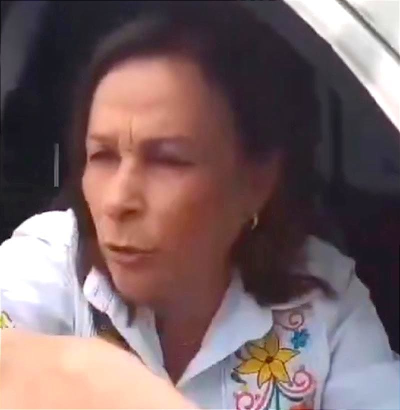 ¡Y RODEAN A CHÍO! -*Seguidores de El Potro quería que les firmara una minuta para que les bajara las tarifas eléctricas en esa zona