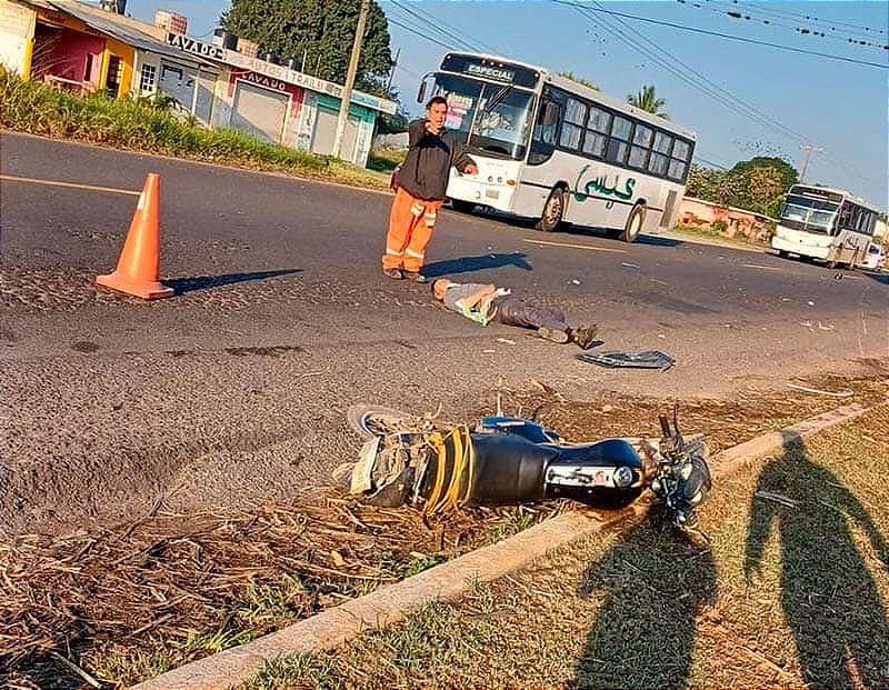 ¡CHOQUE MORTAL EN YANGA! - MOTOCICLISTA PIERDE LA VIDA AL CHOCAR CONTRA UNA CAMIONETA