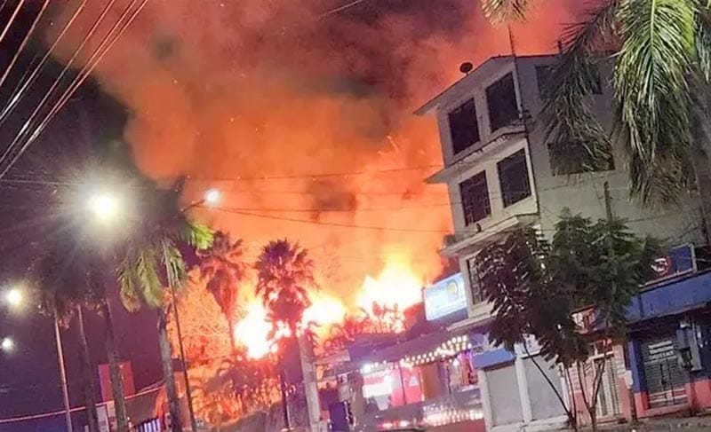 ¡VÁNDALOS INCENDIAN BAR ABANDONADO EN MINATITLÁN! -*FUE ESCENARIO DE HECHOS VIOLENTOS