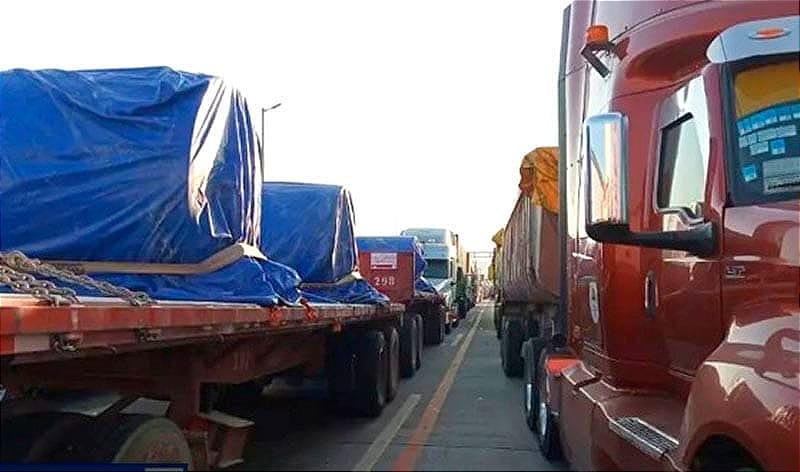 ¡ESTÁN VARADOS EN EL PUERTO! -"Yo cargaba de 10 y media a 12 del día de ayer y desde que salía a descargar ya me topé con esto..."