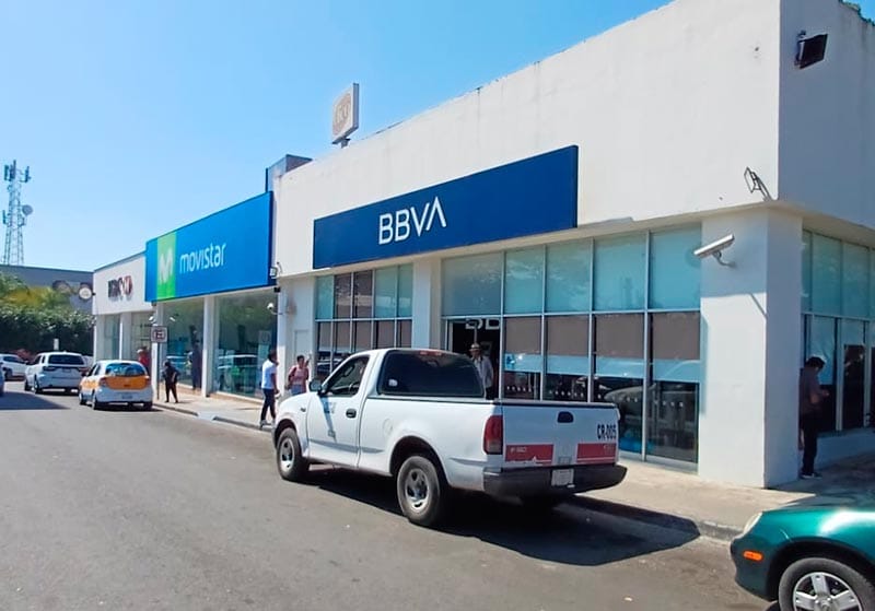 ¡MUERE DE UN INFARTO FULMINANTE DENTRO DEL BANCO!