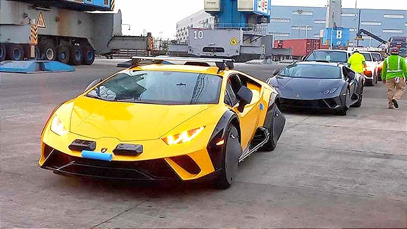 ¡EXPECTACIÓN POR LLEGADA AL PUERTO DE DOS LAMBORGHINIS HURACAN STERRATO!