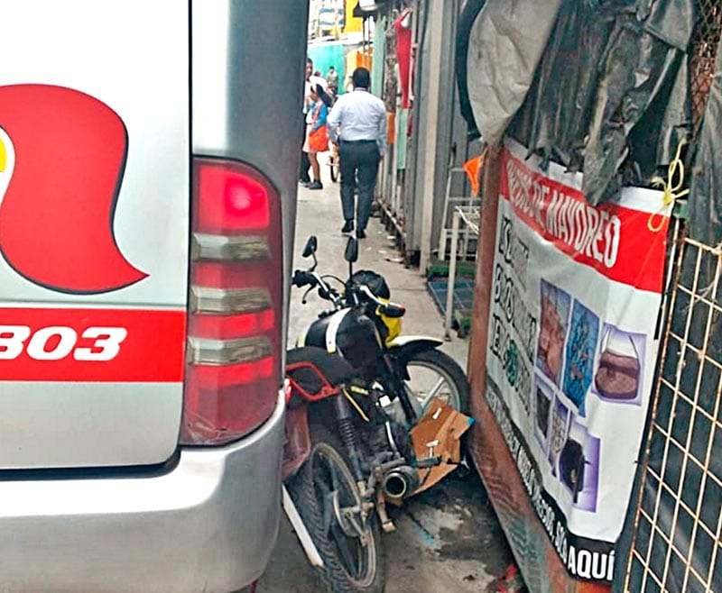 ¡MOTORIZADO CASI MUERE APLASTADO POR AUTOBÚS AU!