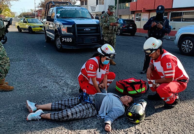 ¡LA BAJAN DE LA MOTO DE UN LLEGUE!