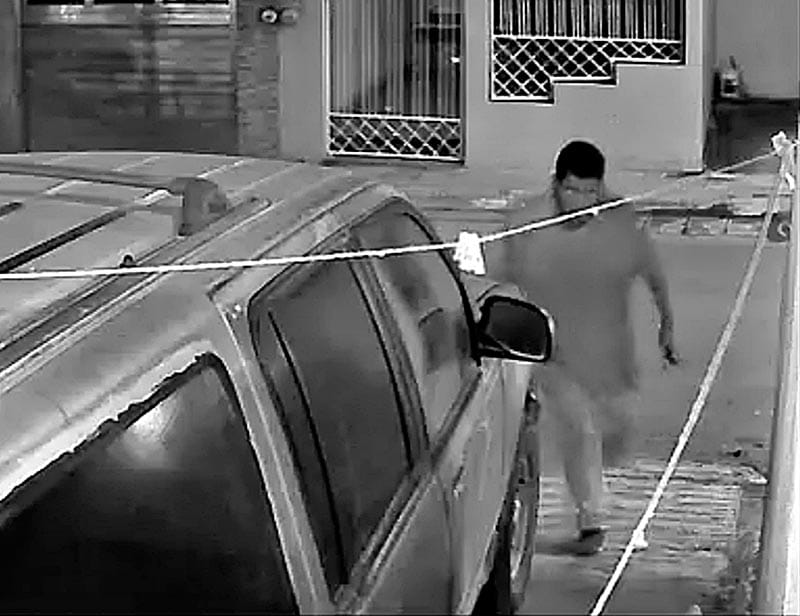 ¡ALERTAN A VECINOS POR MERODEADOR!