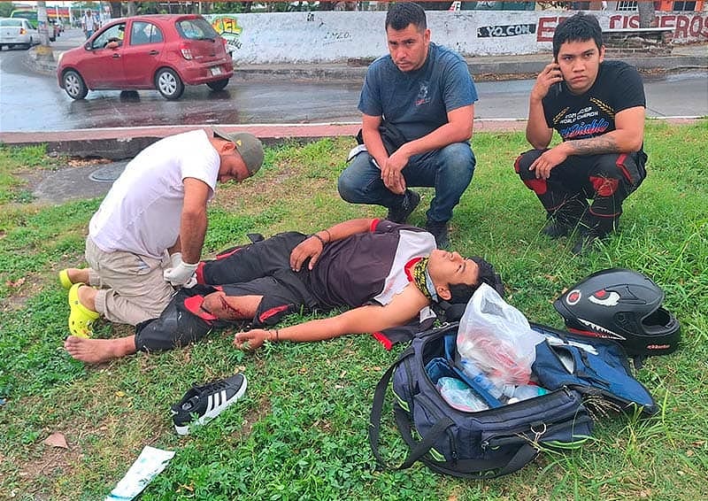 ¡CONDUCTORA IMPACTA A MOTOCICLISTA EN LAS VEGAS! -