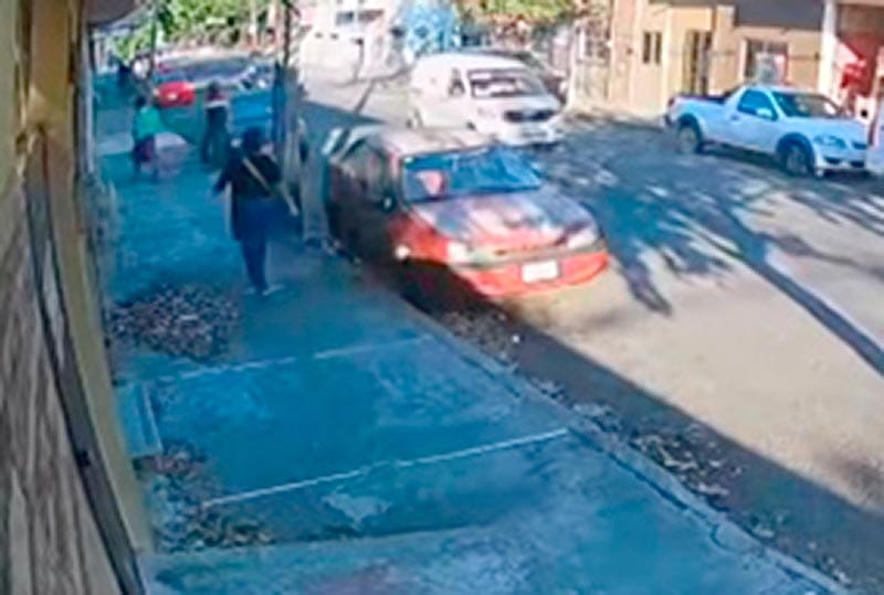 ¡VALIENTE MUJER FRUSTRA ATRACO A UNA ABUELITA! - |VANDALOS EN MOTO INTENTARON ARREBATARLE SU BOLSO