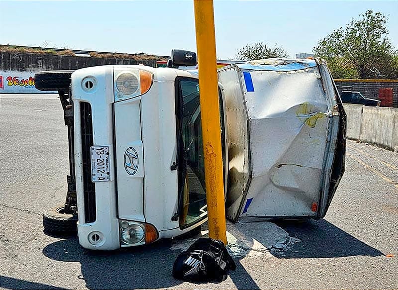 ¡MEDÍA DE MÁS! - VUELCA AL IMPACTARSE CON LOS TUBOS