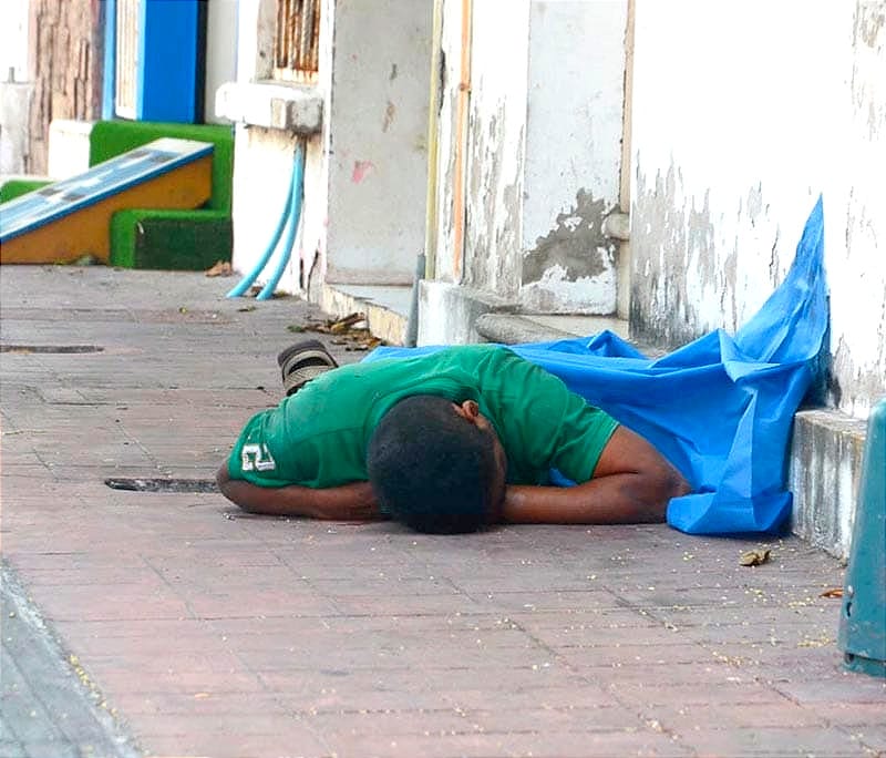¡SE DESPLOMA EN LA CALLE! - LO VIERON CONVULSIONAR ANTES DE CAER MUERTO!