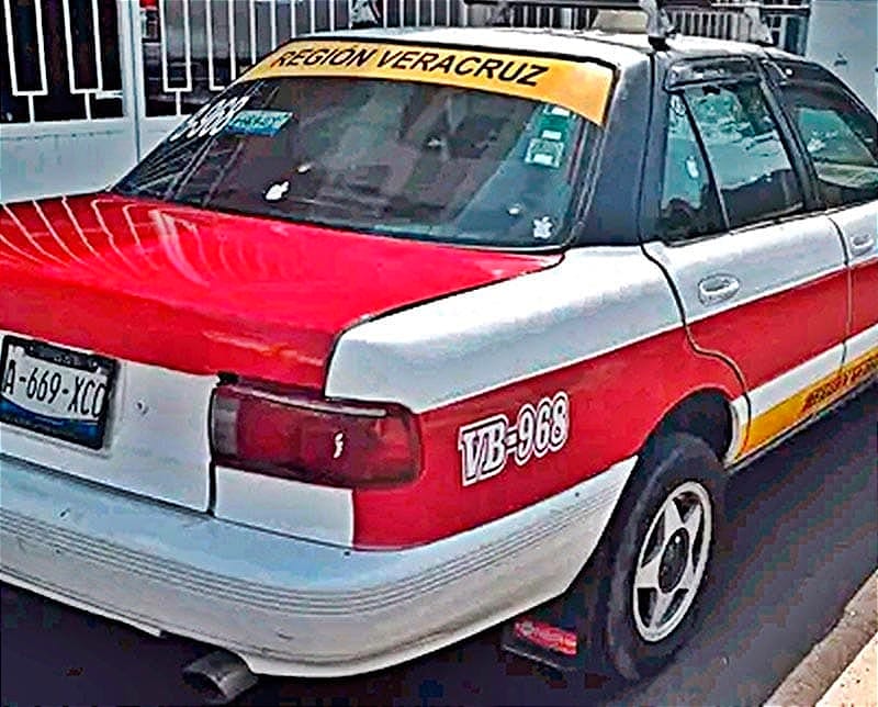 ¡ROBAN TAXI EN EL CENTRO HISTÓRICO! - ESTACIONADO SOLO POR UNOS MINUTOS DICE EL TAXISTA