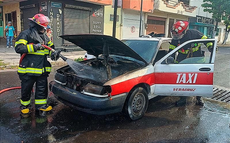 ¡SE CHAMUSCA EL TAXI! - EN JUAN SOTO Y REVILLAGIGEDO