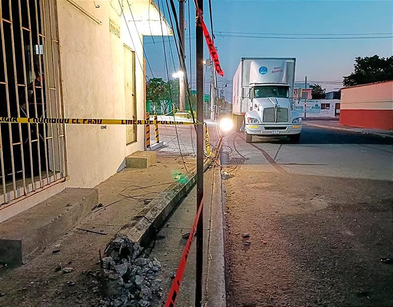 ¡DEJÓ SIN LUZ A LA COLONIA PLAYA LINDA! - EL CHOFER SE PELÓ