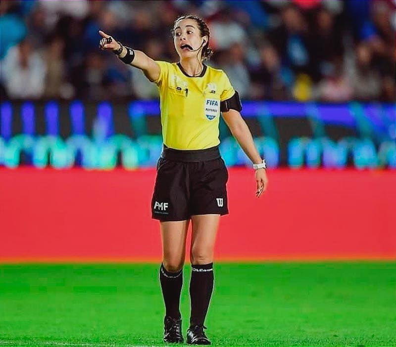 ¡Con Una Sonrisa Nerviosa y un Semblante Pensativo..!