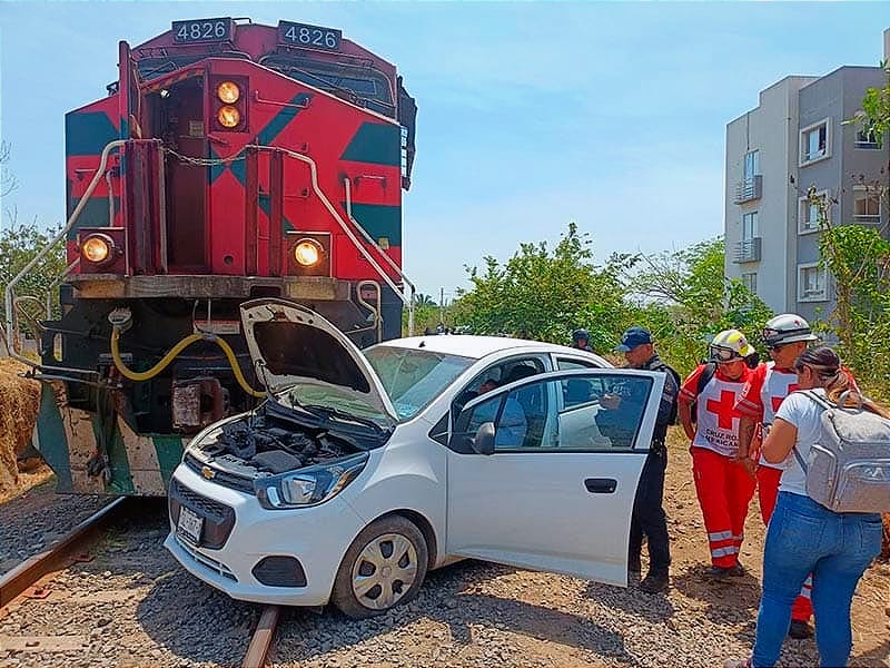¡SE LE APAGA EL AUTO Y SE LO LLEVÓ EL TREN! - EN LAS VÍAS DE RINCÓN PALMA REAL