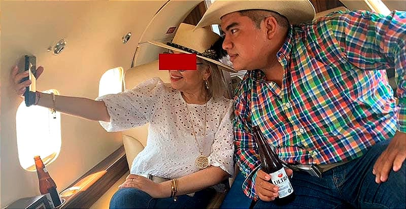¡CACHAN A ESCOLTA Y CUÑADO DEL SECRETARIO DE GOBIERNO VIAJANDO EN UN JET PRIVADO!