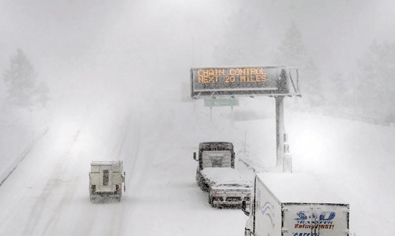 ¡TORMENTA EN CALIFORNIA Y NEVADA CORTA CARRETERAS Y DEJA NIEVE EN LAS MONTAÑAS!
