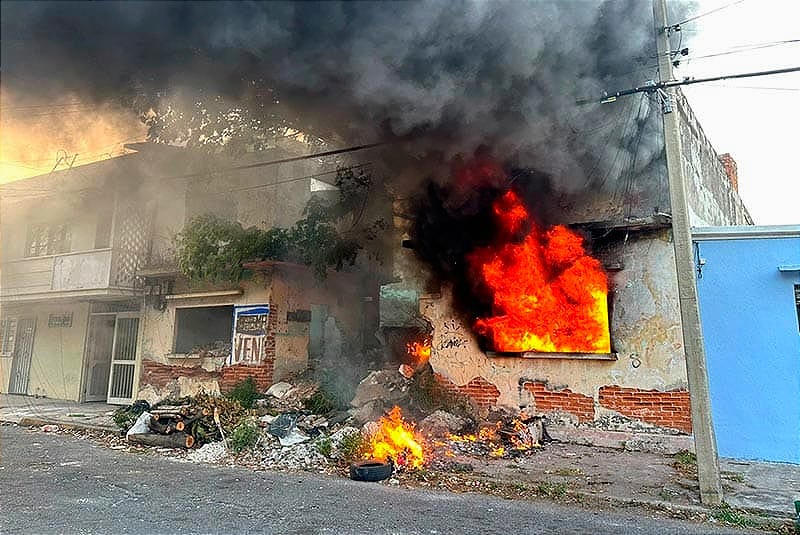 ¡ARDE CASA POR LA QUEMA DE BASURA!