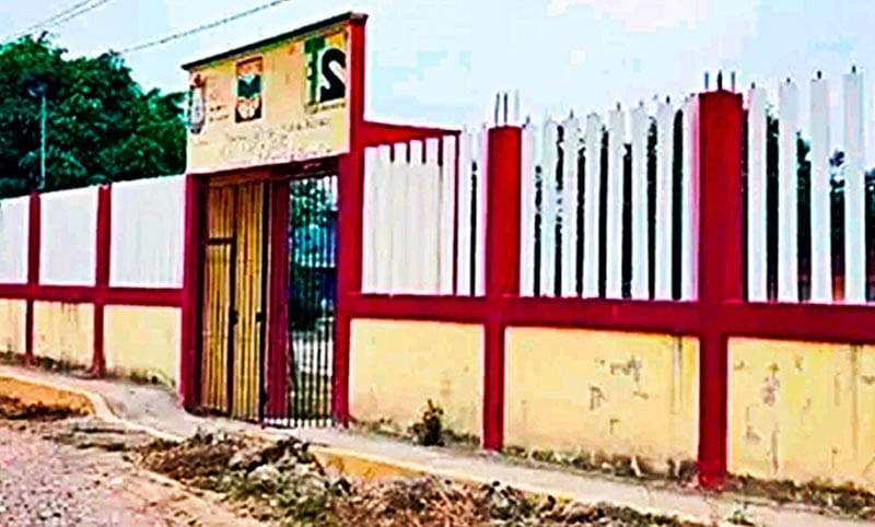 ¡LADRONES SAQUEAN TELESECUNDARIA Y VANDALIZAN SALONES!