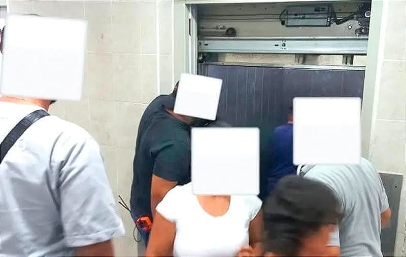 ¡SE LES ATORA EL ELEVADOR! - *Quedan Atrapados Varias Personas