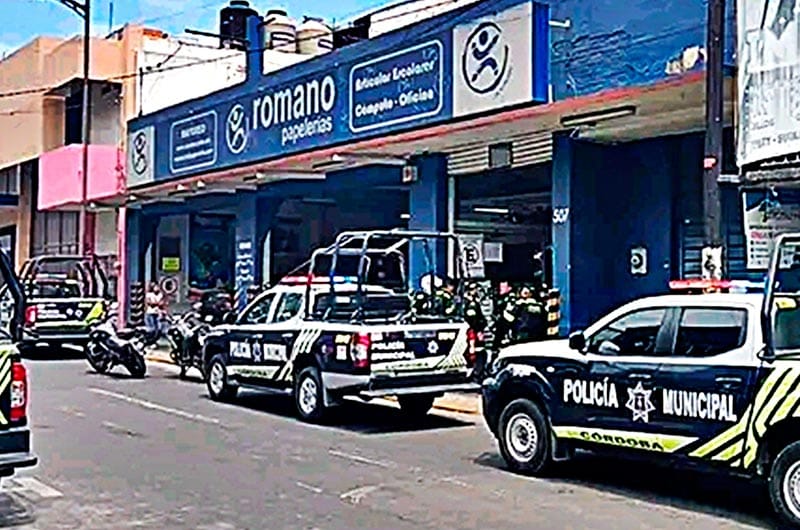 ¡SE LLEVAN 100 MIL PESOS EN ASALTO A PAPELERÍA!