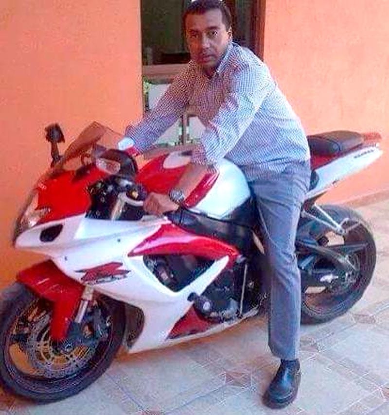 ¡ASESINAN A MACHETAZOS A CONTADOR! - SU PAREJA LO ENCONTRO ENSANGRENTADO EN EL PORTON DE SU CASA