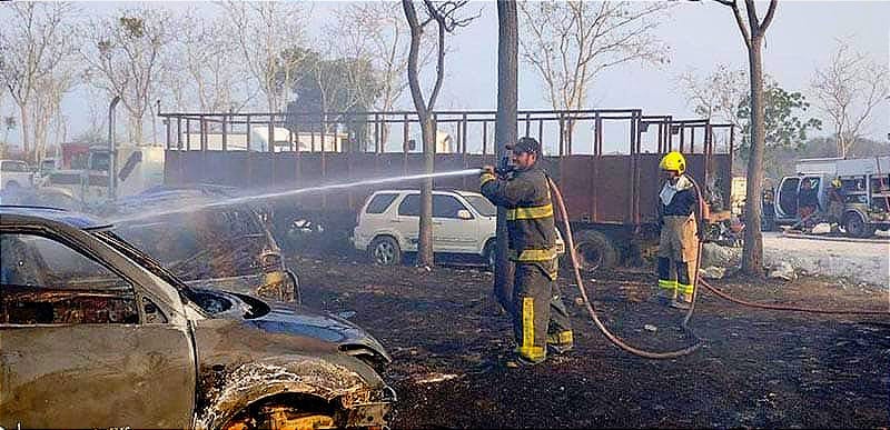 ¡ARDE CORRALÓN EN RINCONADA! - *DECENAS DE VEHÍCULOS CALCINADOS