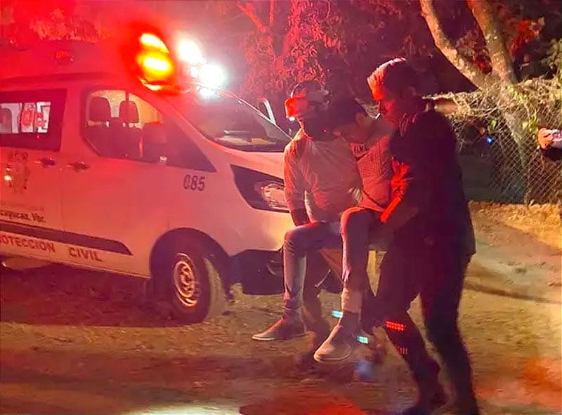 ¡EJECUTAN AL DJ! - *EN MEDIA FIESTA LE DISPARAN FRENTE A TODOS