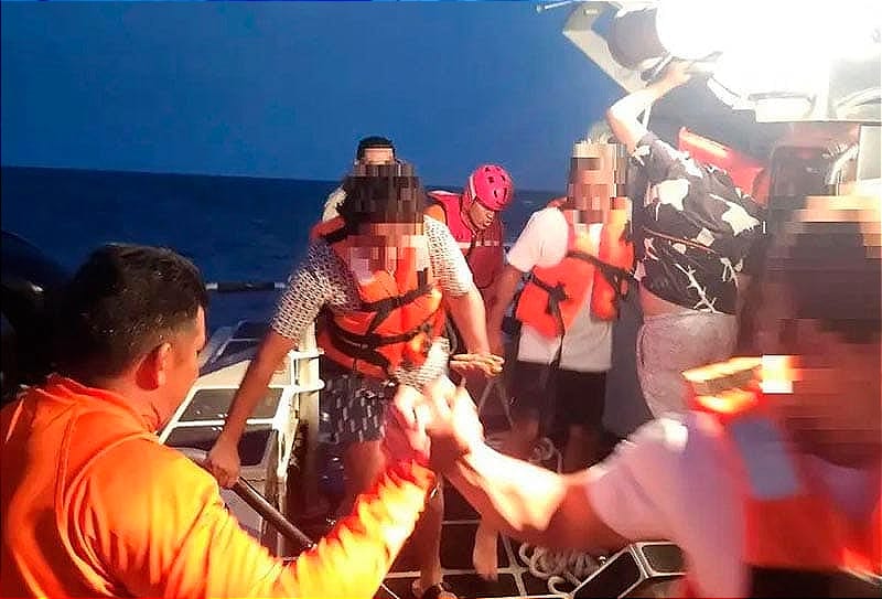 ¡RESCATAN A 11! - SACAN LAS DEFENDER A PATRULLAR