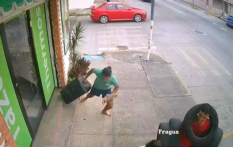 ¡SE LESIONAN AL INTENTAR ESCAPAR DE LA POLICÍA!