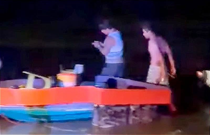 ¡SE LOS LLEVA LA CORRIENTE! - PESCADORES Y PALAPEROS LOS RESCATAN