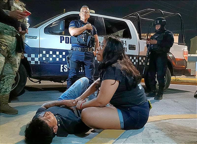 ¡LO AGARRAN LOS VECINOS, LO SUELTA LA POLICÍA!