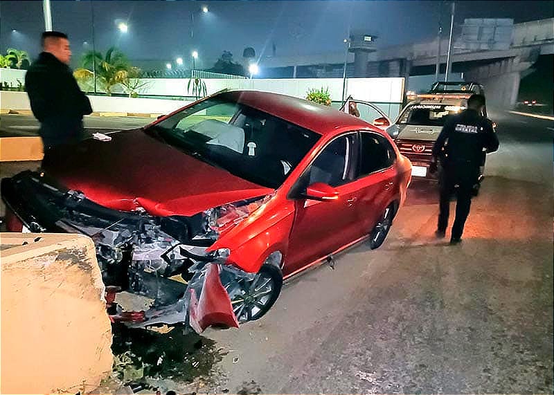 ¡SE ESTRELLA CONTRA LA FACHADA DE LA GUARDIA NACIONAL! - *DEJAN ABANDONADO EL VEHÍCULO