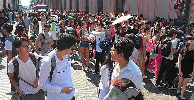 ¡DESALOJAN A ESTUDIANTES Y MAESTROS! - *EXPLOTAN 2 FRASCOS CON QUÍMICOS, UNO TENÍA CIANURO