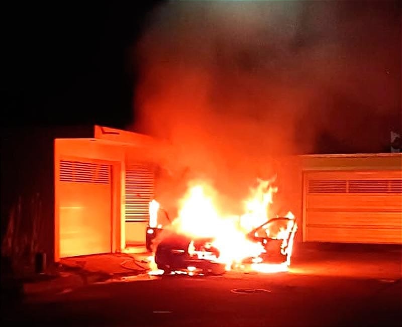 ¡ARDE UN AUTO EN PUENTE MORENO!