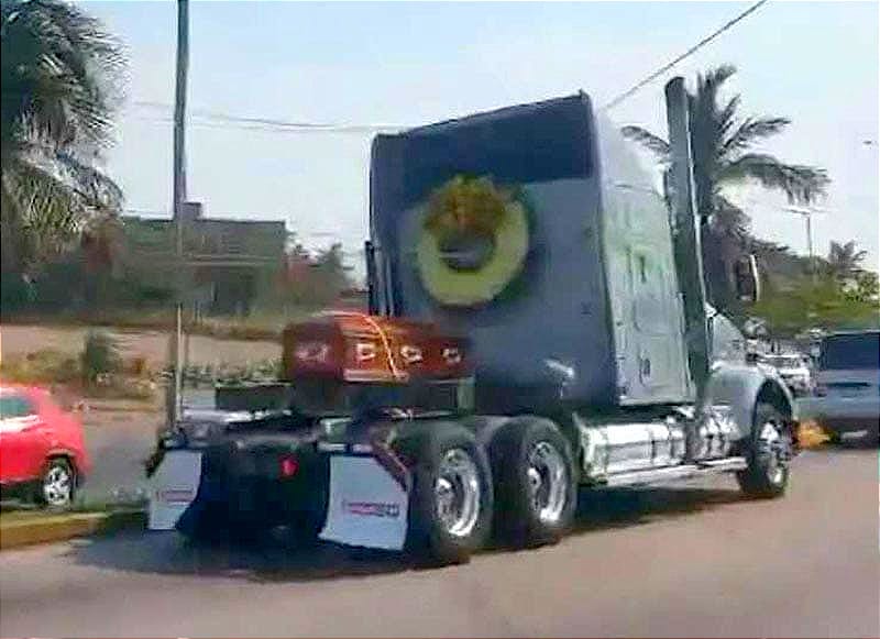 ¡TRASLADAN ATAÚD EN TRAILER! - *La Caravana Culminó en el Panteón Jardín