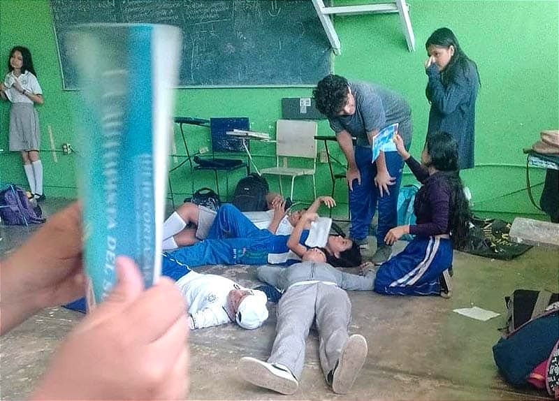 ¡MAESTRO DE SECUNDARIA EN COATZA ENCIERRA A ALUMNOS EN EL SALÓN SIN AIRE ACONDICIONADO Y A 50 GRADOS!