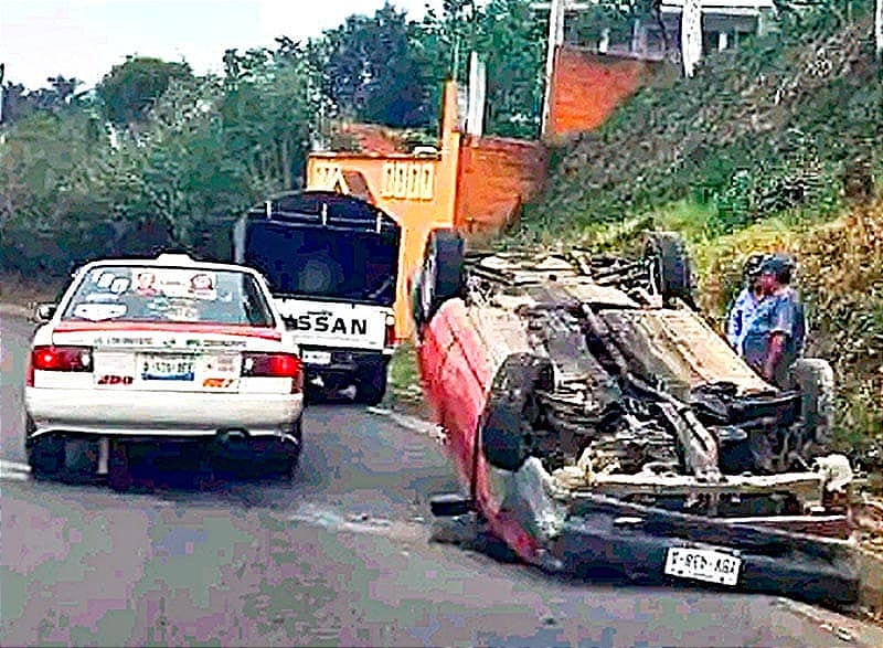 ¡TERMINA LLANTAS PA’ ARRIBA! - *APARATOSA VOLCADURA EN IXHUATLÁN DEL CAFÉ