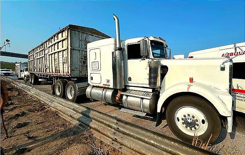 ¡IBAN A VUELTA DE RUEDA! - *EL TRAILERO SE DIO CUENTA DEMASIADO TARDE *IMPACTA TRES AUTOS Y UNO QUEDÓ VOLCADO!