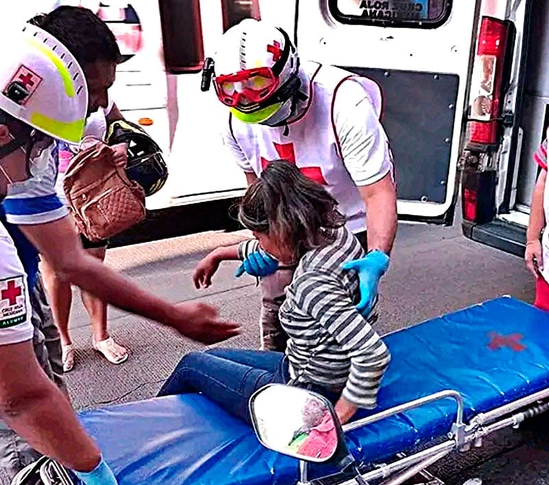 ¡TAXISTA EMBISTE A JOVEN Y A SU MAMÁ! - *LOS LESIONADOS TRIPULABAN UNA MOTO