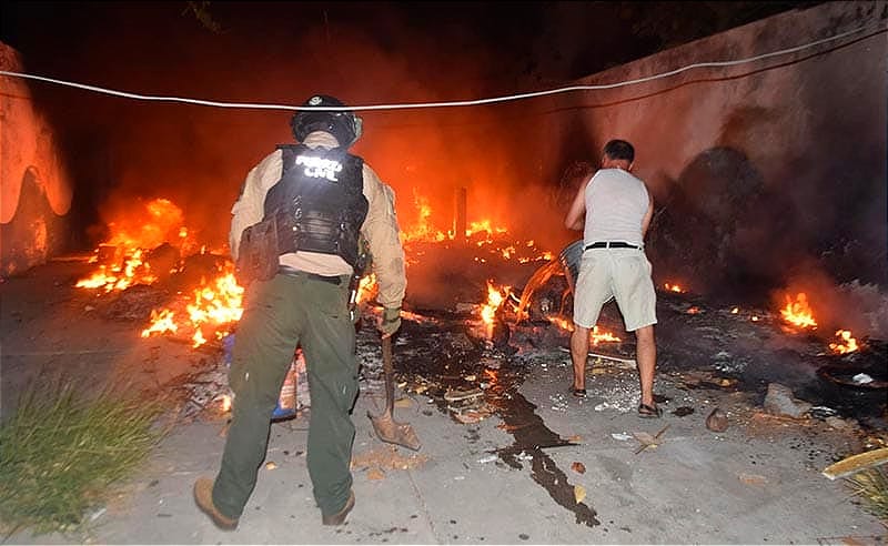 ¡BOMBEROS SOFOCAN INCENDIO EN CHIVERÍA POR QUEMA DE BASURA!