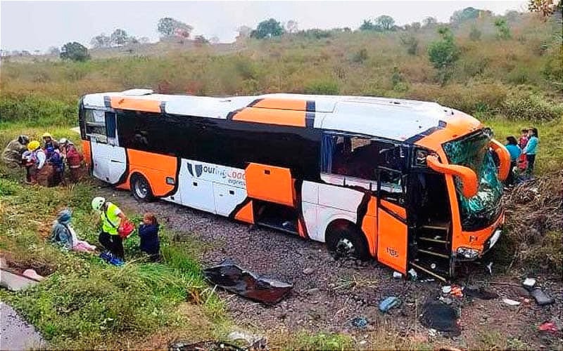 ¡CAMIONAZO: 10 HERIDOS! - *SE LE PONCHO UNA LLANTA Y SE IMPACTO CONTRA UN MONTICULO DE TIERRA