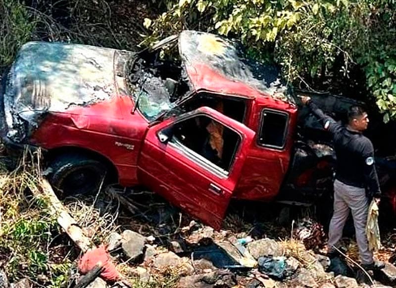 ¡VOLCADURA FATAL! - *DIO DE VOLTERETAS Y CAYÓ A UN BARRANCO *MUEREN TRES DE LAS OCHO PERSONAS