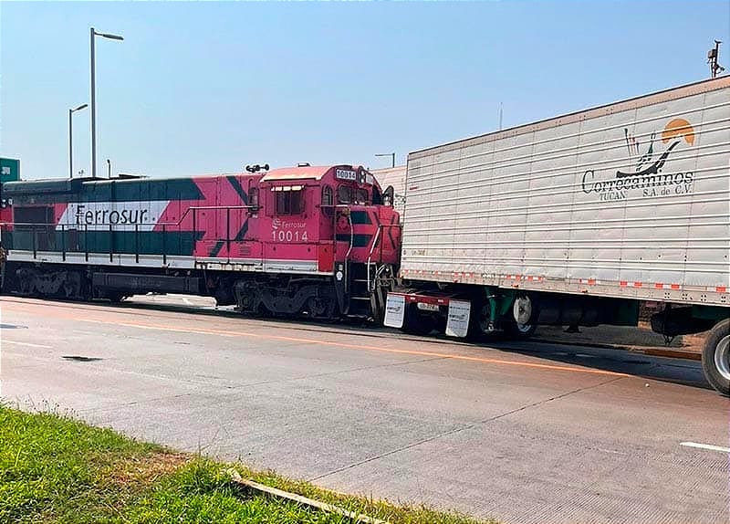 ¡NO LE GANÓ EL PASO! - *SE LO LLEVA EL TREN! *SIN HERIDOS EN EL RECINTO PORTUARIO