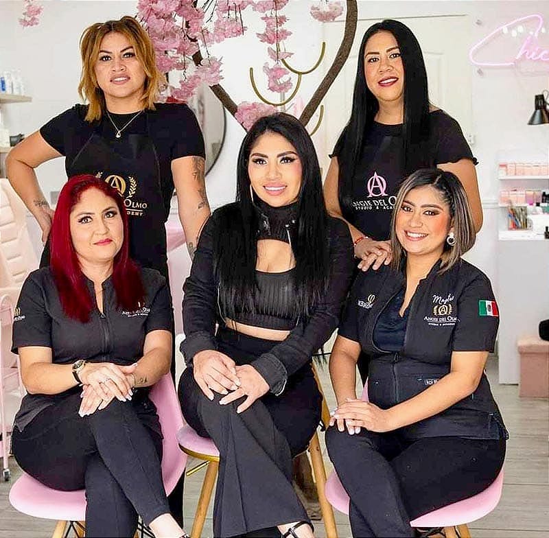 MUY CONTENTA CON SU EQUIPO...