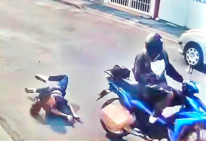 ¡ARREBATA BOLSAS! - *PASA JUNTO EN MOTO Y DA EL JALÓN