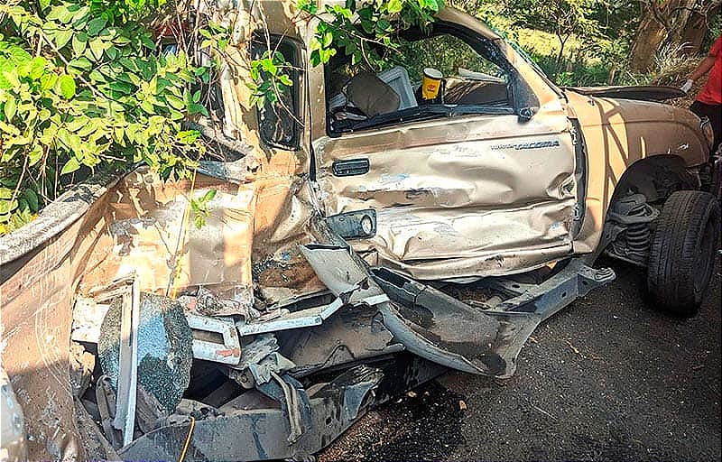 ¡POR UN BACHE! - *CHOCAN DOS CAMIONETAS *LUEGO EL TRÁILER EMBISTIÓ A UNA Y MATO AL CONDUCTOR