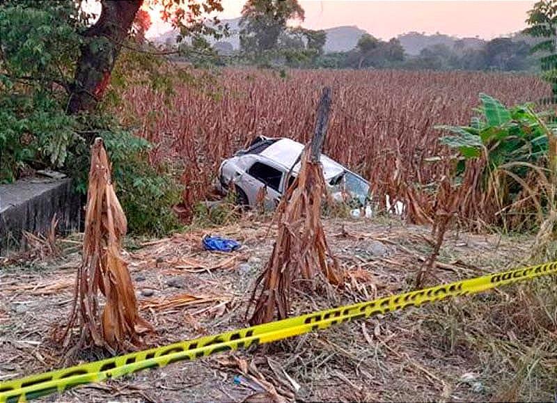 ¡MUEREN PADRE E HIJO EN FATAL VOLCADURA!